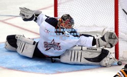 开云官方-里弗斯教练谈字母哥伤情，未来两客场出战成疑，但确定随队同行