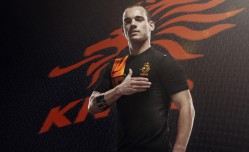 开云官方_四十一岁后场均二十九分八篮板八助攻！勒布朗·詹姆斯表现力压三十一岁巅峰期，年龄真实性遭热议