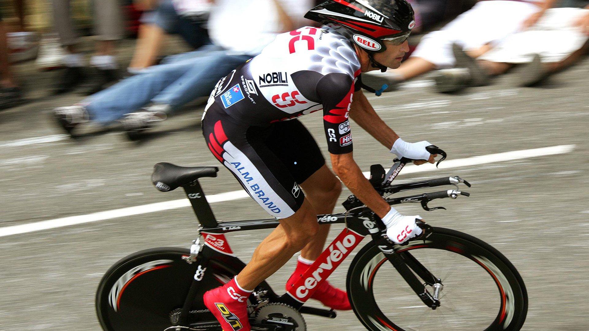 法拉利车队2026赛季F1赛车服亮相，红白交织诠释传统与创新